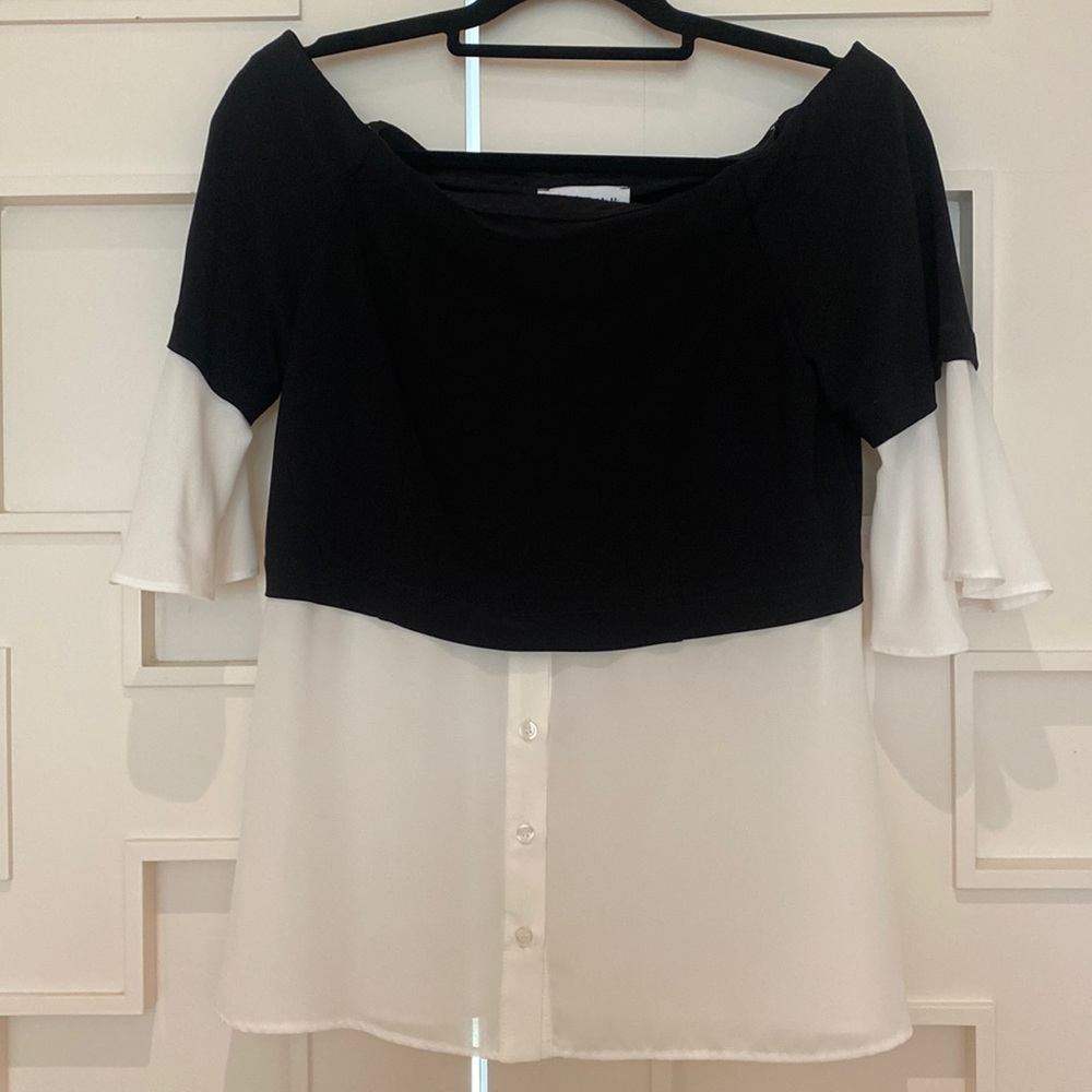 Joseph Ribkoff blouse, can be off the shoulder or not. Size 4